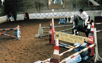 Le man�ge (indoor arena during a contest)