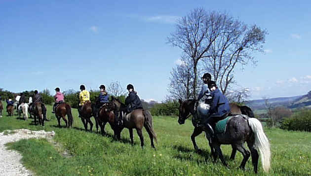 Les jeunes du Cheval Bleu en promenade. Le 18/04/99